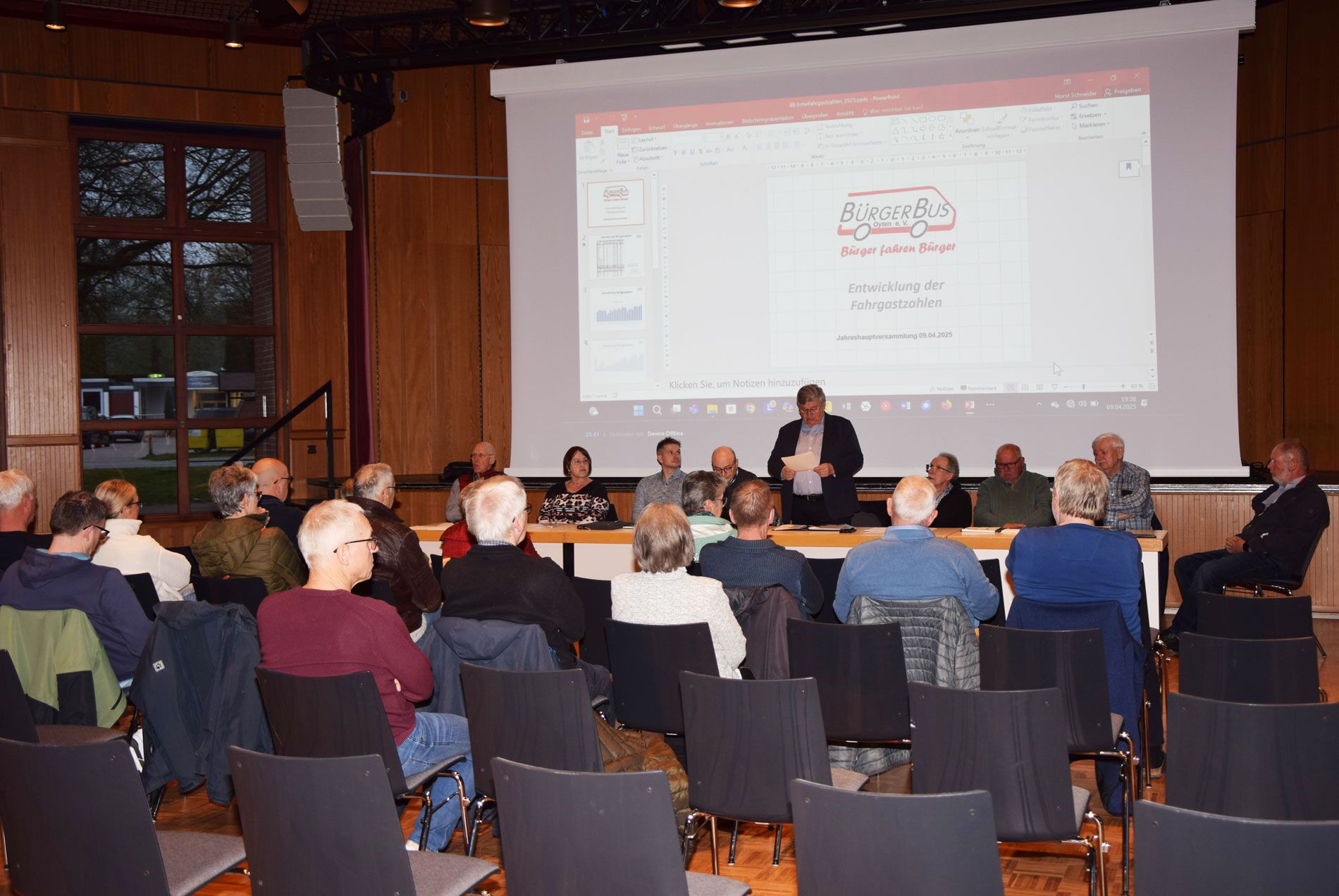 Vorstandsvorsitzender Dittmar Schmidt präsentiert den Jahresbericht 2025 vor interessierten Mitgliedern des BürgerBus Oyten.