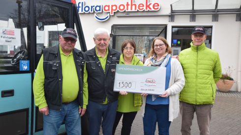 Spendenübergabe an den Bürgerbus Oyten Verein von der Flora Apotheke